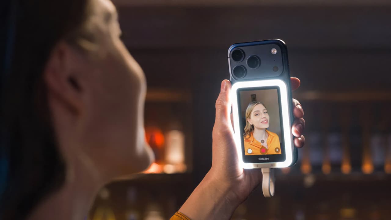 Insta360 Snap: magnetic selfie screen for rear-camera shooting